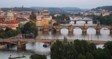 Doğal yaz hava görünümünü Prague Old Town iskele mimarisi ve Charles Köprüsü üzerinden Vltava Nehri Prag, Çek Cumhuriyeti