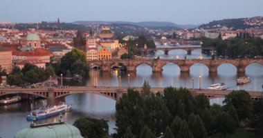 Doğal yaz hava görünümünü Prague Old Town iskele mimarisi ve Charles Köprüsü üzerinden Vltava Nehri Prag, Çek Cumhuriyeti