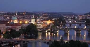 Doğal yaz hava görünümünü Prague Old Town iskele mimarisi ve Charles Köprüsü üzerinden Vltava Nehri Prag, Çek Cumhuriyeti