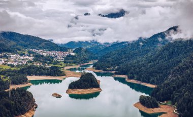 Panoramik manzarası, göl, Centro Cadore İtalya, Dolomites, Belluno yakınındaki Alpleri'nde.