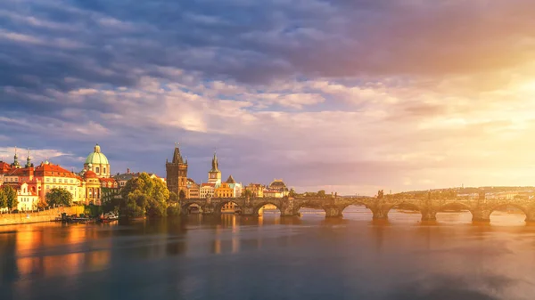 Praga Vista Aérea Panorâmica Pôr Sol Primavera Arquitetura Cais Cidade — Fotografia de Stock