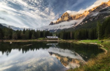 San Vito di Cadore Gölü (Mosigo Gölü), Antelao Dağı 'nın eteklerindeki Boite Vadisi' nde yer alır. İtalyan Dolomitler Alpler Sahnesi, İtalya, Avrupa.