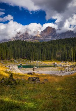 Karersee (lago di carezza), south tyrol, İtalya dolomites bir göl olduğunu.