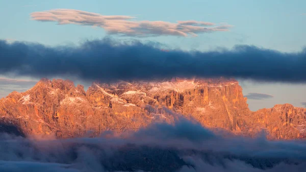 美丽的风景在白云岩山脉的巨大山峰 意大利 — 图库照片