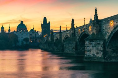 Doğal bahar gündoğumu görünümünü Old Town iskele mimarisi ve Charles Köprüsü üzerinden Vltava Nehri Prag, Çek Cumhuriyeti