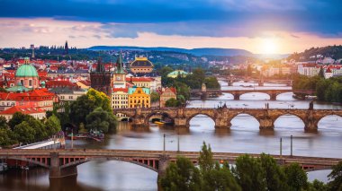 Çek Cumhuriyeti Prag 'daki Charles Briç' in ünlü ikonik görüntüsü. Dünya seyahati, gezi ve turizm kavramı.