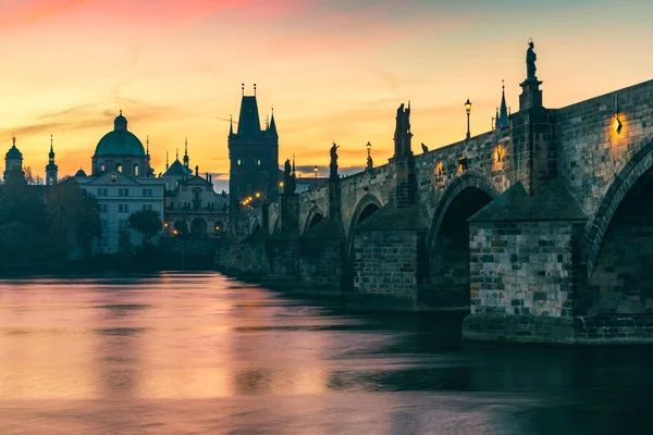 在捷克布拉格 伏尔塔瓦河河上的老城码头建筑和查尔斯桥 风景秀丽的春天日出观 — 图库照片