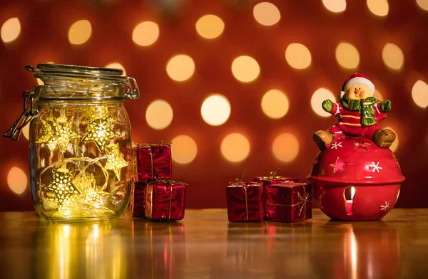 圣诞仙女灯在梅森罐子 在黑暗中发光 在梅森罐子的仙女灯与选择性焦点 闪光覆盖 — 图库照片