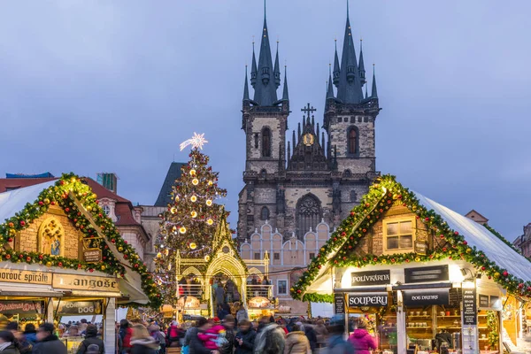 Praag Kerstmarkt Avond Het Oude Stadsplein Met Wazig Mensen Onderweg — Stockfoto