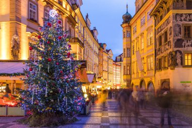 Prag Noel gecesi Eski Şehir Meydanı ile pazarı hareket bulanık insanlar. Prague, Çek Cumhuriyeti.