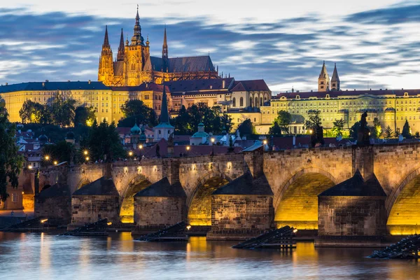 Słynny Ikoniczny Wizerunek Zamku Praskiego Mostu Karola Praga Czechy Pojęcie — Zdjęcie stockowe