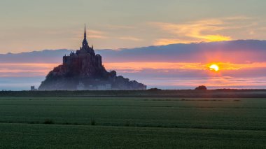 Gün doğumunda ünlü Le Mont Saint-Michel gelgit adasının güzel panoramik manzarası. Normandiya, Kuzey Fransa
