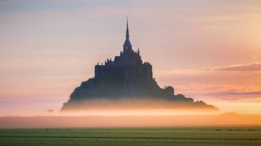 Gün doğumunda Mont Saint-Michel manzarası. Normandiya, Kuzey Fransa