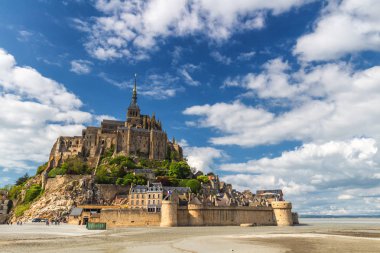 Mavi gökyüzü ile ünlü Le Mont Saint-Michel gelgit Adası'nın güzel panoramik görünümü. Normandy, Kuzey Fransa