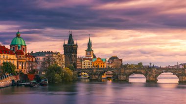 Doğal bahar günbatımı hava görünümünü Prague Old Town iskele mimarisi ve Charles Köprüsü üzerinden Vltava Nehri Prag, Çek Cumhuriyeti