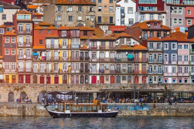 Kırmızı kiremitleri olan eski renkli evleri olan antik Porto şehri. Portekiz, Porto