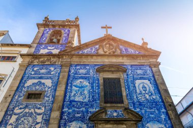 Porto geleneksel tarihi cephe mavi el boyalı teneke sırlı çini, oporto, Portekiz ile dekore edilmiştir.