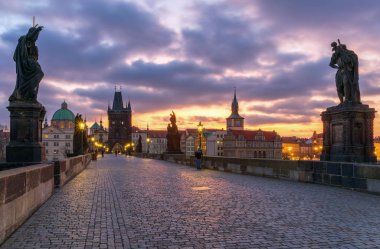 Sabah görünümünü Charles Köprüsü Prag, Çek Cumhuriyeti. Charles Köprüsü, Prag'da en çok ziyaret edilen turistik biridir. Mimari ve Prag Simgesel Yapı