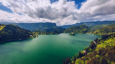 Lake Bled Slovenya. Güzel dağ Bled Gölü küçük Hac kilise ile. En ünlü Sloven göl ve ada ile hac Kilisesi Maria varsayım kan kaybından öldü. Bled, Slovenya.