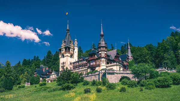 Castello Peles Romania Bellissimo Castello Reale Famoso Giardino Ornamentale Sinaia — Foto Stock