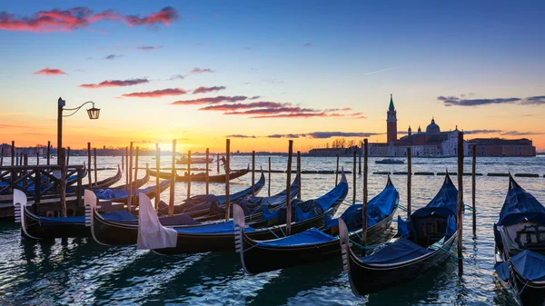 威尼斯与著名的吊船在日出 意大利 意大利日出的威尼斯泻湖上的吊船 威尼斯与大运河上的吊船反对圣乔治教堂 — 图库照片