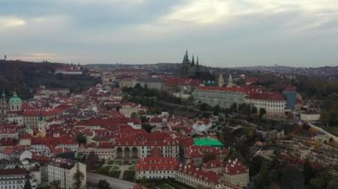 Doğal sonbahar hava Prague Old Town iskele mimarisi ve Charles Köprüsü üzerinden görünüm Vltava Nehri Prag, Çek Cumhuriyeti