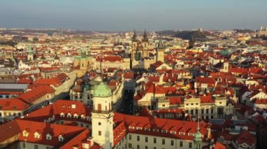 Prague Old Town, havadan görünümü şehrin panoramik görünüm yukarıdan gelen yukarıda Prag görüntülemek, şehrin üzerinde uçuş, görünümü, Vltava Nehri, Charles Köprüsü top. Prague, Çek Cumhuriyeti