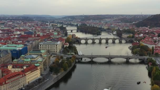 晴れた日に歴史的なカレル橋 ヴルタヴァ川のプラハ チェコ共和国のパノラマ プラハ チェコ共和国の上から見た街に沈む夕日 — ストック動画