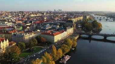 Doğal sonbahar hava Prague Old Town iskele mimarisi ve Charles Köprüsü üzerinden görünüm Vltava Nehri Prag, Çek Cumhuriyeti