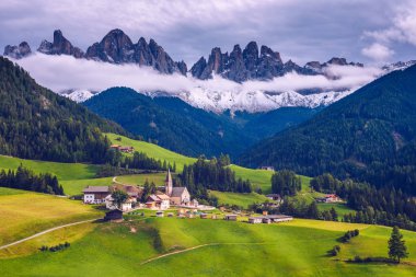 Imressive Dolomites dağlar ve geleneksel köyler. Kuzey İtalya