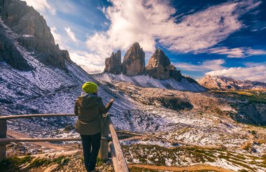 Kadınlar dağlarda bir pusula kullanarak el, kavram seyahat. El pusula dağ Road, arka plan dağlarda yaz, bakış açısı ile.