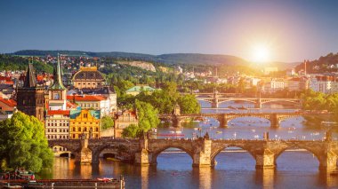 Prag Manzaralı Bahar Günbatımı Eski Şehir İskelesi mimarisi ve Çek Cumhuriyeti Prag, Vltava nehri üzerindeki Charles Köprüsü 'nün hava manzarası