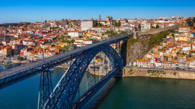 Porto Hava panoramik Dom Luis Köprüsü ve kırmızı çatılı evler güzel bir yaz günü döşer. Porto, Portekiz