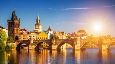 Günbatımı güneş, Prag, Çek Cumhuriyeti Prag görünümü köprüleri ve Vltava Nehri tuttu