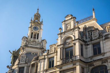 Kırmızı kiremitleri olan eski renkli evleri olan antik Porto şehri. Portekiz, Porto