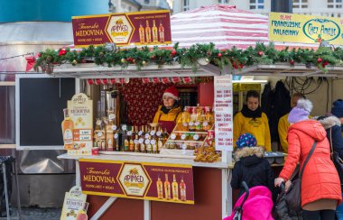 Bratislava, Slovakya - 25 Kasım 2017: Görünüm Noel pazarında Bratislava, Slovakya için ana meydanında. Stara radnica ve Bratislava Noel pazarı.