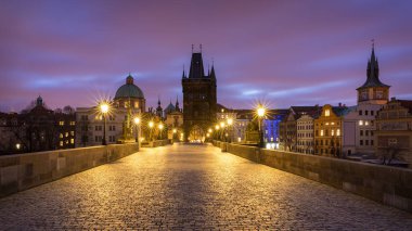 Sabah görünümünü Charles Köprüsü Prag, Çek Cumhuriyeti. Charles Köprüsü, Prag'da en çok ziyaret edilen turistik biridir. Mimari ve Prag Simgesel Yapı