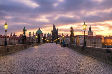 Sabah görünümünü Charles Köprüsü Prag, Çek Cumhuriyeti. Charles Köprüsü, Prag'da en çok ziyaret edilen turistik biridir. Mimari ve Prag Simgesel Yapı