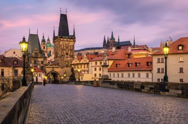 Charles Bridge, Prague, Çek Cumhuriyeti. Charles Köprüsü (Karluv çoğu) ve Old Town Tower adlı gündoğumu.