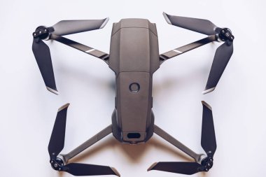 Beyaz arka plan üzerinde sergilenen yeni modern dron. Drone quadcopter ile dijital fotoğraf makinesi.