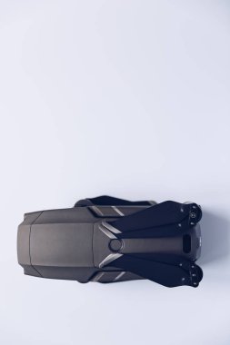 Beyaz arka plan üzerinde sergilenen yeni modern dron. Drone quadcopter ile dijital fotoğraf makinesi.