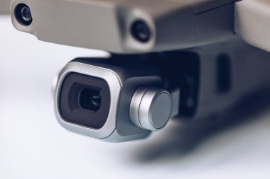 Beyaz arka plan üzerinde sergilenen yeni modern dron. Drone quadcopter ile dijital fotoğraf makinesi.