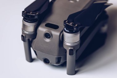 Beyaz arka plan üzerinde sergilenen yeni modern dron. Drone quadcopter ile dijital fotoğraf makinesi.