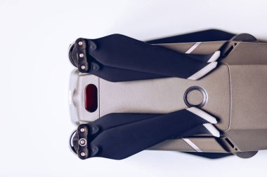 Beyaz arka plan üzerinde sergilenen yeni modern dron. Drone quadcopter ile dijital fotoğraf makinesi.
