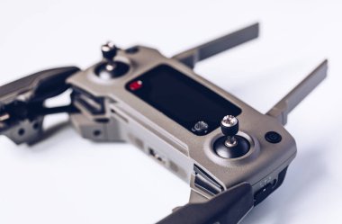 Beyaz arka plan üzerinde sergilenen yeni modern dron. Drone quadcopter ile dijital fotoğraf makinesi.