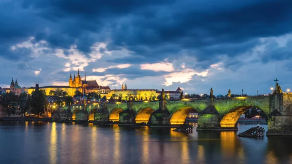 Günbatımında Prag Kalesi Charles Köprüsü Manzarası Çek Cumhuriyeti — Stok fotoğraf