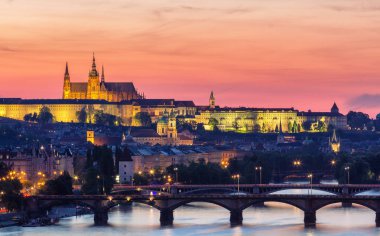 Prague Castle panoramik Vysehrad, Çek Cumhuriyeti, Avrupa'dan ışıklarda,