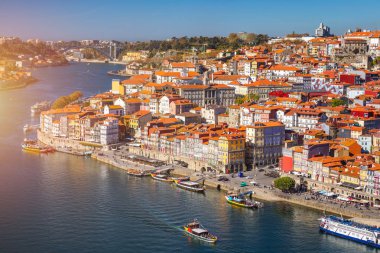 Porto, Portekiz 'in Douro Nehri kıyısındaki eski kasabası. Oporto Panoraması.