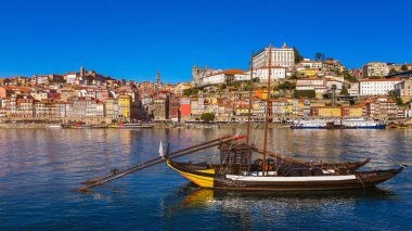 Porugal, Avrupa 'nın başkenti Porto' nun merkezindeki Ribeira 'daki Douro Nehri' nin kıyısındaki eski kasabayla birlikte liman şarap tekneleri rıhtımında. Portekiz, Porto