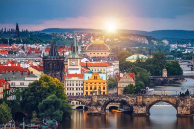 Çek Cumhuriyeti Prag 'daki Charles Briç' in ünlü ikonik görüntüsü. Dünya seyahati, gezi ve turizm kavramı.